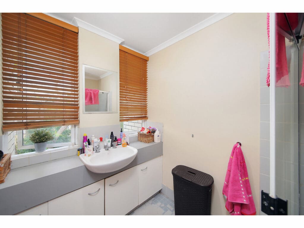 4/30 Walter Street, Holland Park West - Thumbnail 6