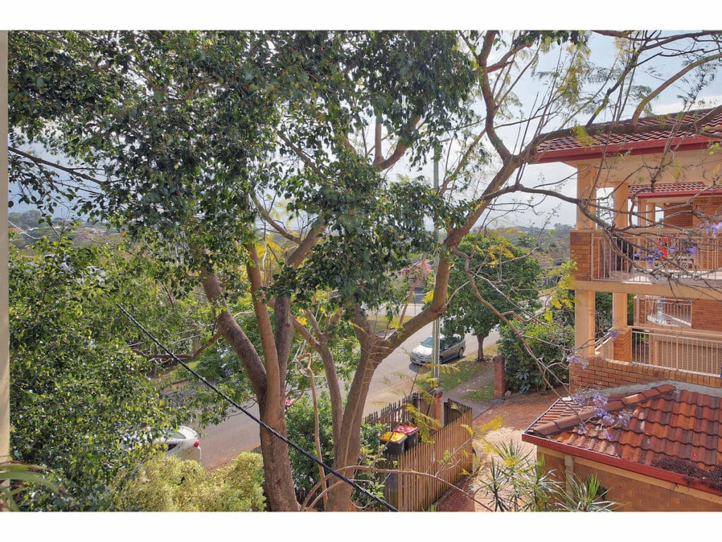 4/30 Walter Street, Holland Park West - Thumbnail 2